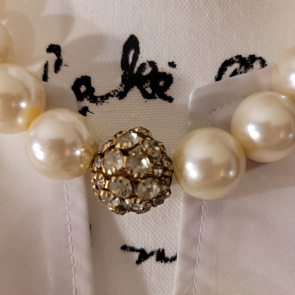 VINTAGE OLD FASHIONED 1985 LADIES FAUX PEARLS WITH JEWELED BALL - Picture 5 of 9
